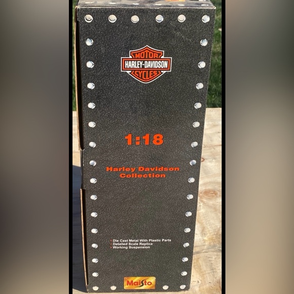 Harley-Davidson Motorcycle Model Set - Picture 3 of 11